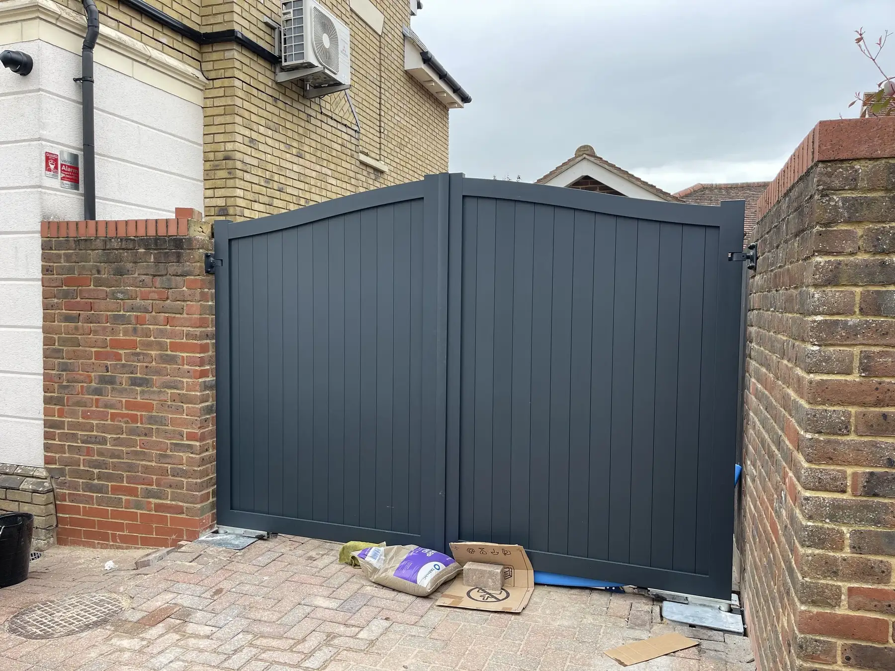 Anthracite aluminium swing gates at Beaulieu Park