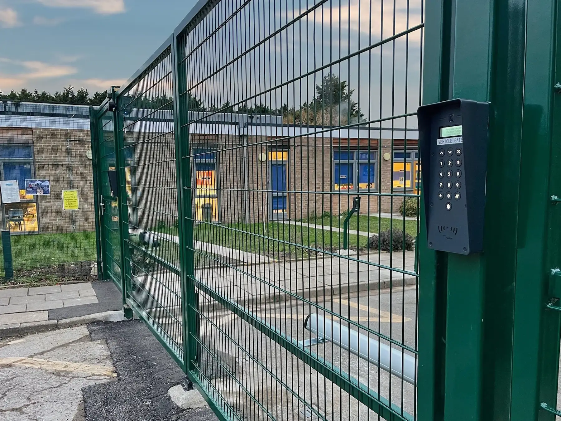 Commercial swing gate