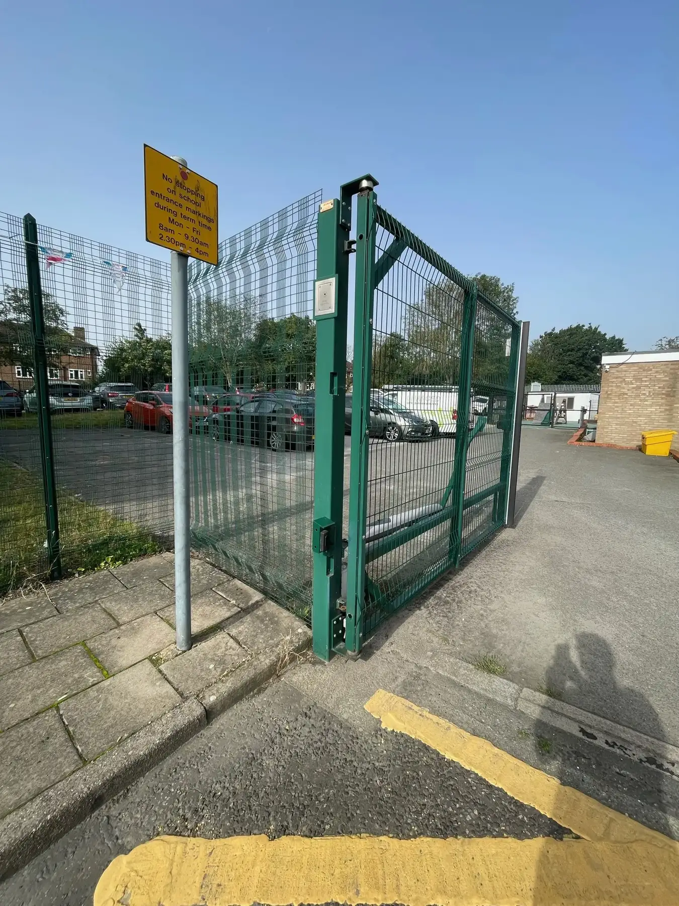 Old gate with insufficent safety protections