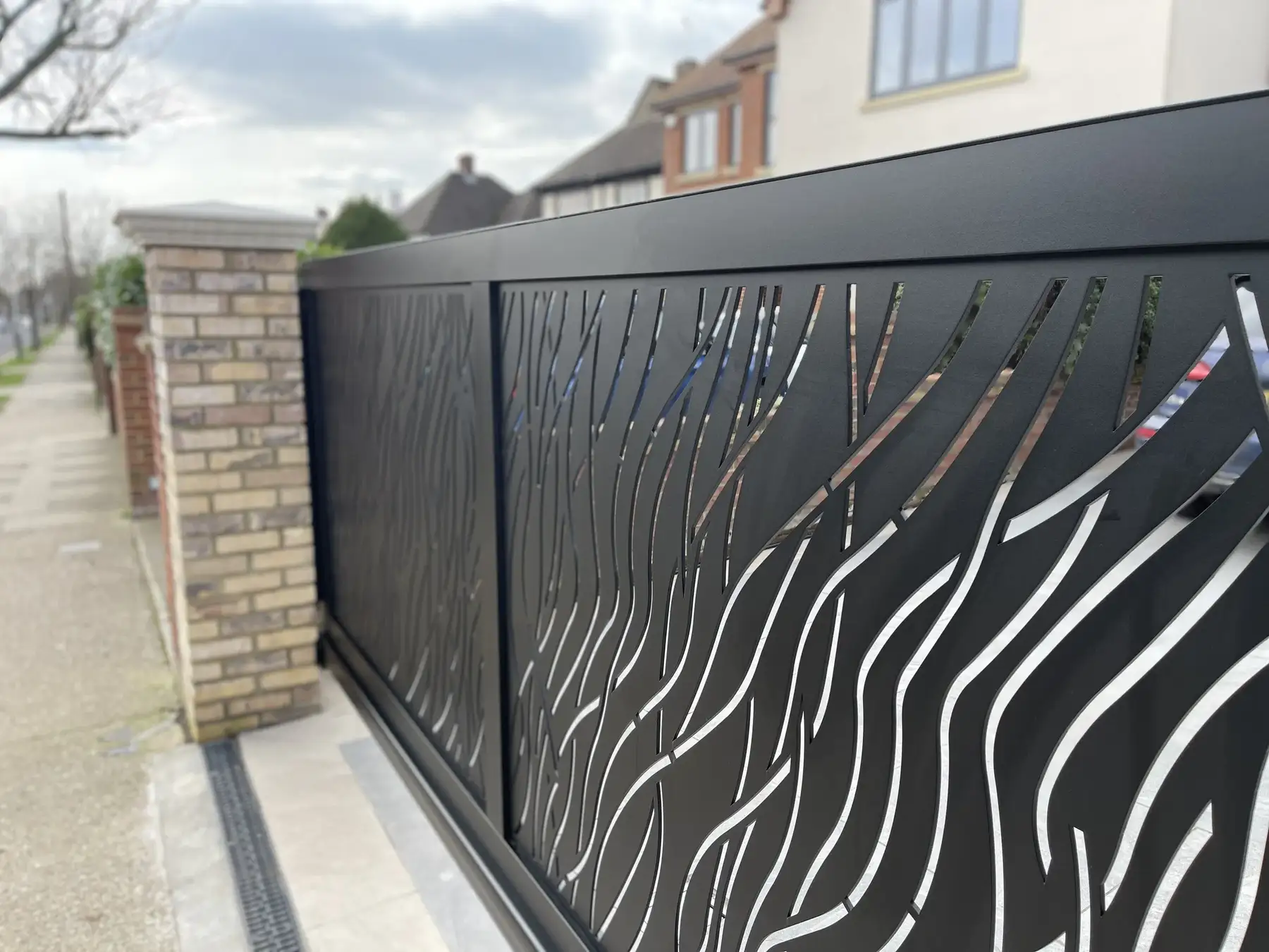 Safari sliding gate